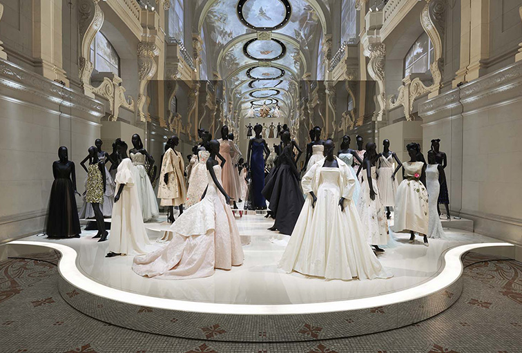70 años de Christian Dior: la leyenda de la moda forma parte de una exposición