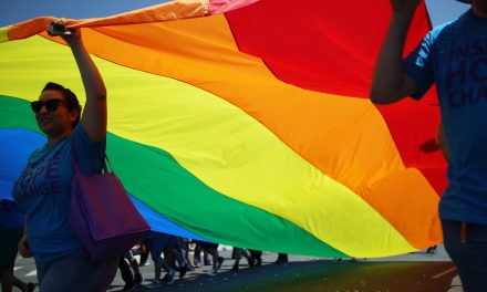 Ropa y accesorios que se suman al apoyo del día del Orgullo Gay