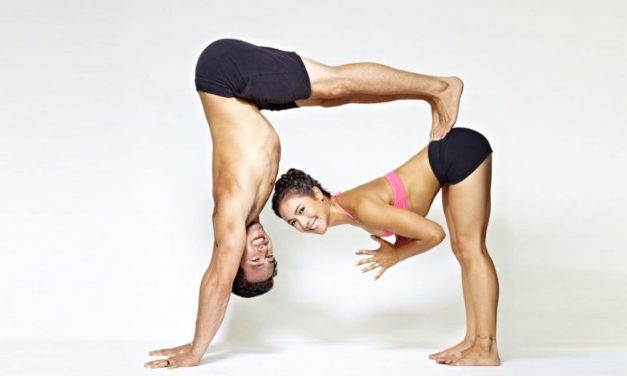 Las mejores posiciones de yoga en pareja